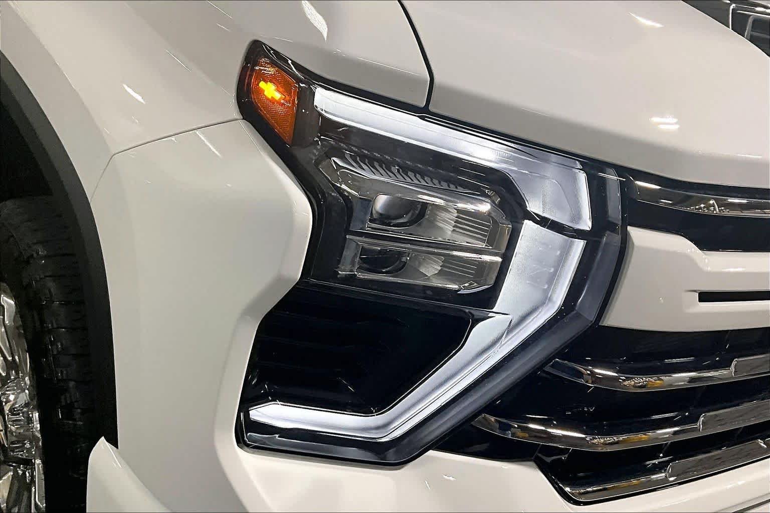 Used 2025 Summit White Chevrolet LT image 28