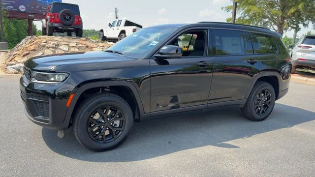 New 2026 Diamond Black Crystal Pearl-Coat Exterior Paint Jeep Laredo Altitude image 4