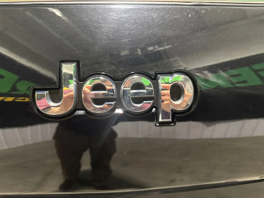 Certified Used 2023 Diamond Black Crystal Pearlcoat Jeep Laredo image 9