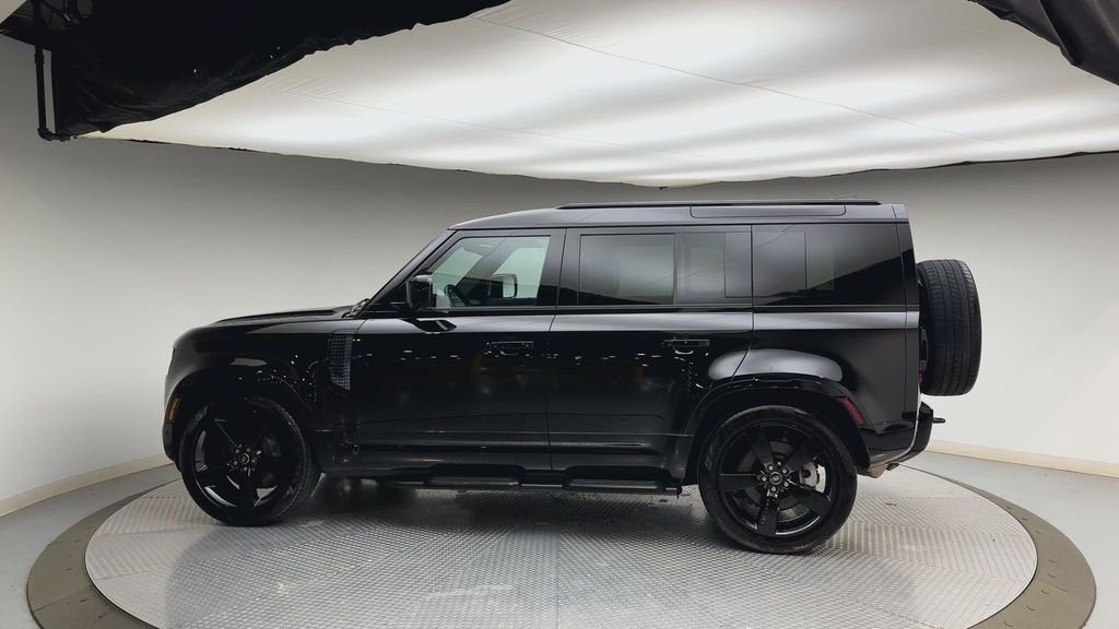 Used 2025 Santorini Black Metallic Land Rover X-Dynamic SE image 5