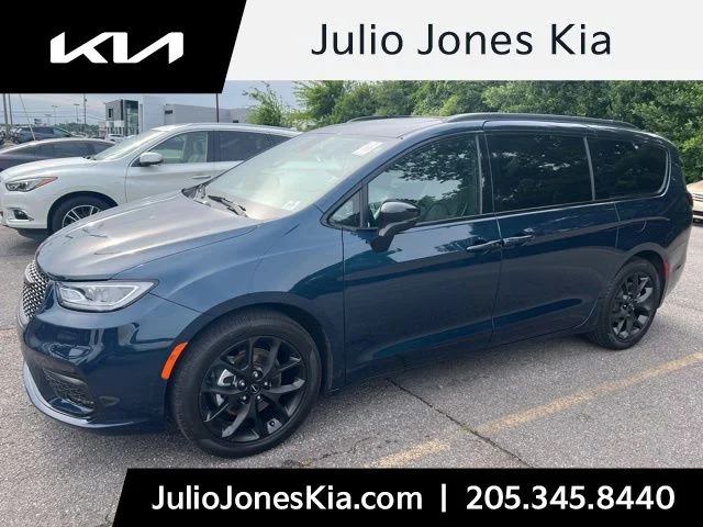 2025 Chrysler Pacifica Limited's photo