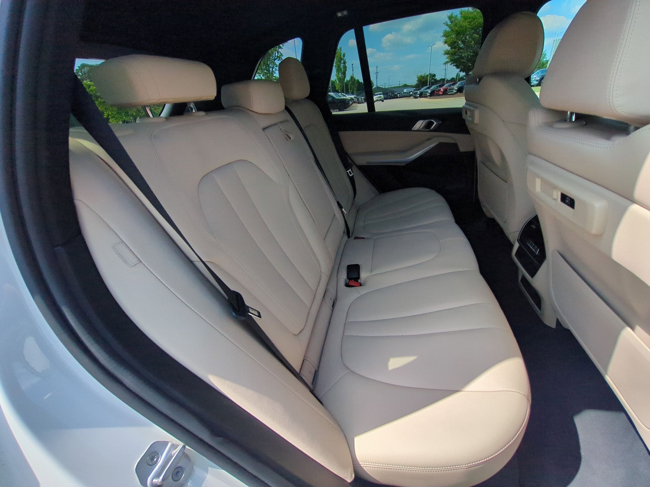 Used 2022 Alpine White BMW sDrive40i image 37