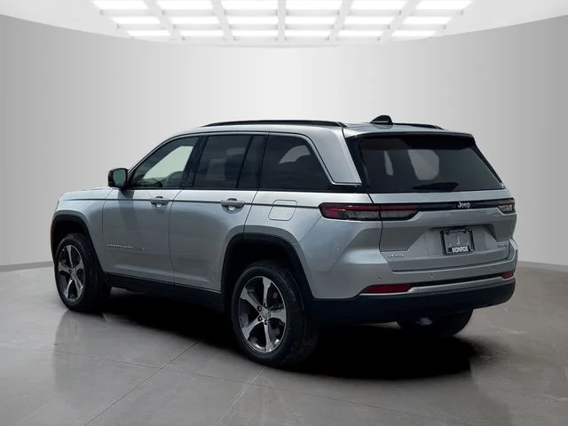 New 2026 Silver Zynith Exterior Paint Jeep Limited image 5