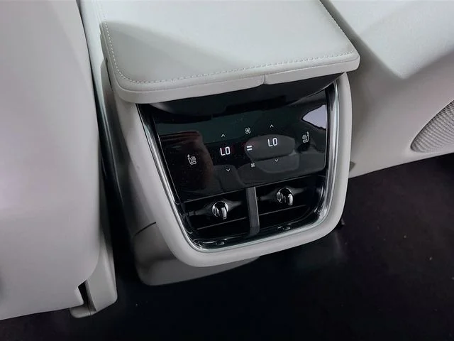 2025 Volvo EX90 Plus - Photo 16
