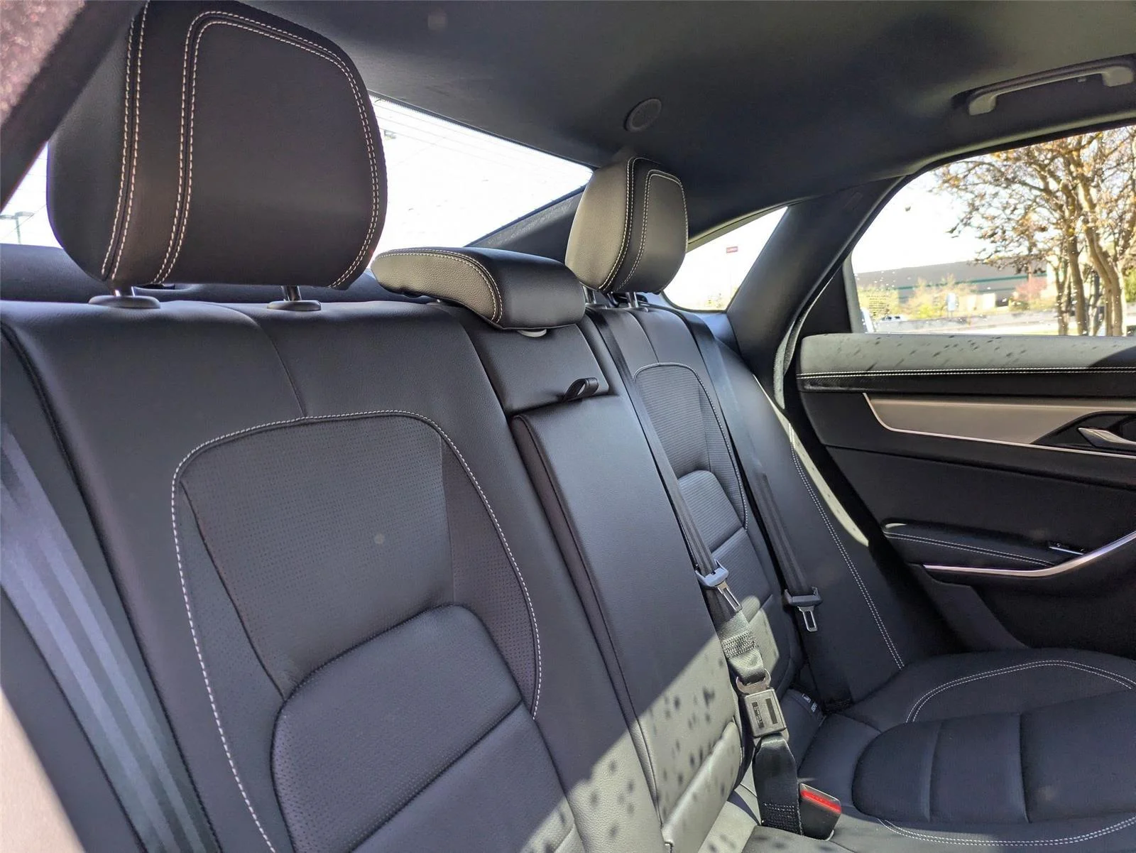 Used 2024 Santorini Black Metallic Jaguar R-Dynamic SE image 28