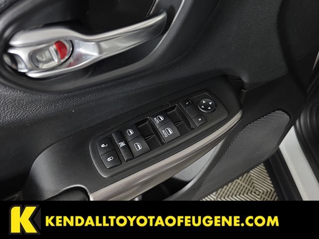 Used 2019 White Jeep Latitude Plus image 23