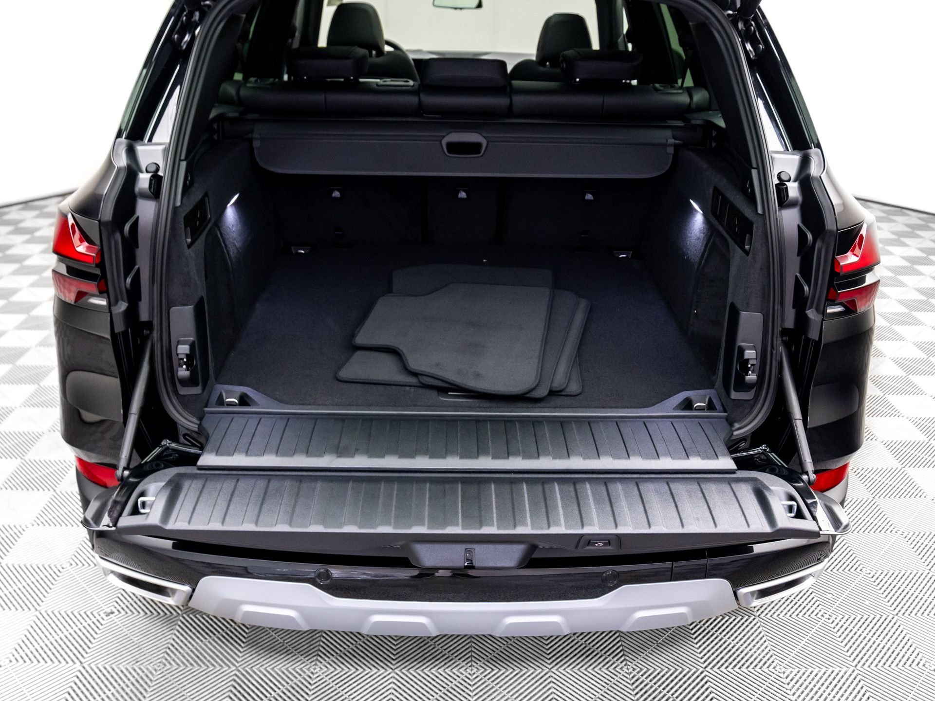 New 2026 Black Sapphire Metallic BMW xDrive40i image 30