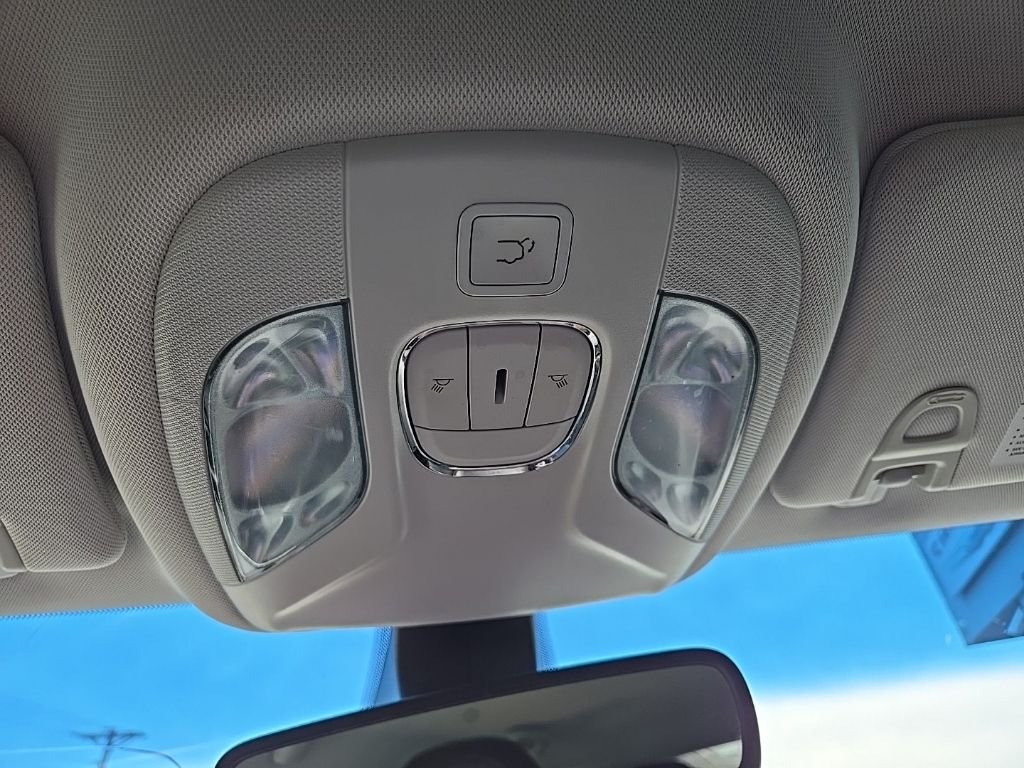 Used 2018 White Jeep Latitude image 62