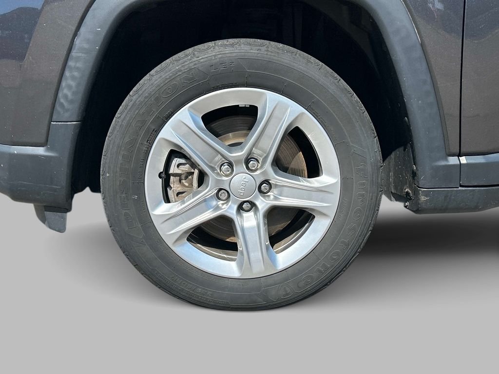 Used 2023 Gray Jeep Latitude image 9