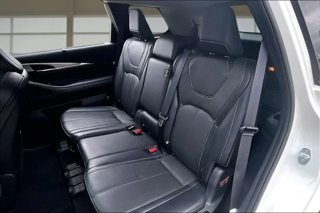 Used 2023 White INFINITI LUXE image 25