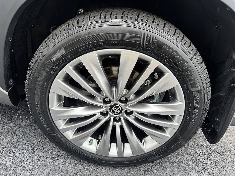 Used 2025 Heavy Metal Toyota Hybrid Platinum image 28