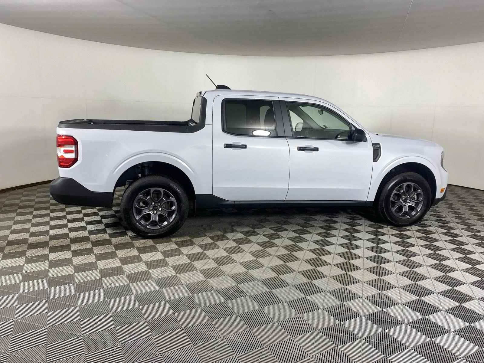 New 2025 Space White Metallic Ford XLT image 8
