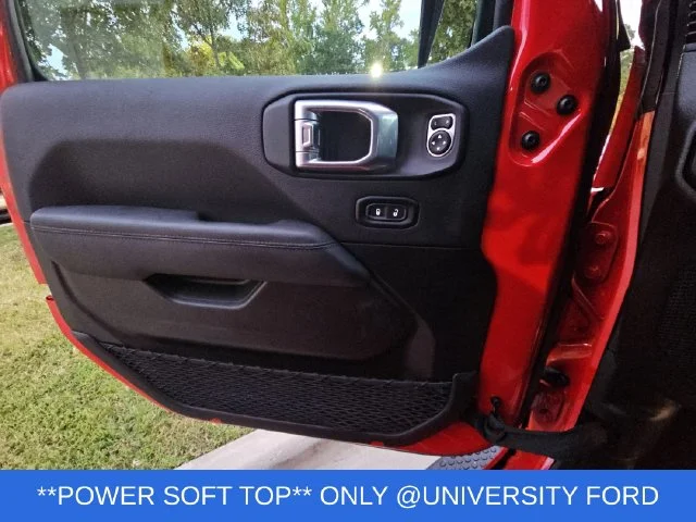 Used 2023 Red Jeep Altitude image 26