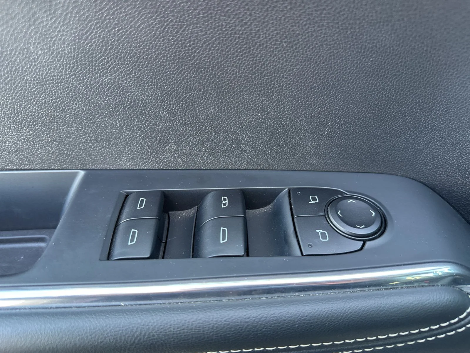 Used 2025 White GMC Elevation image 10