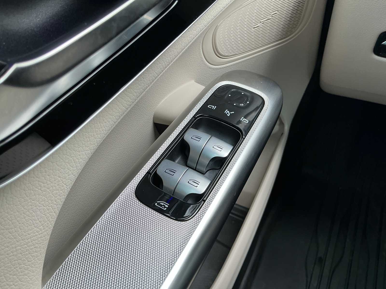 Certified Used 2026 Polar White Mercedes-Benz GLC 300 image 19