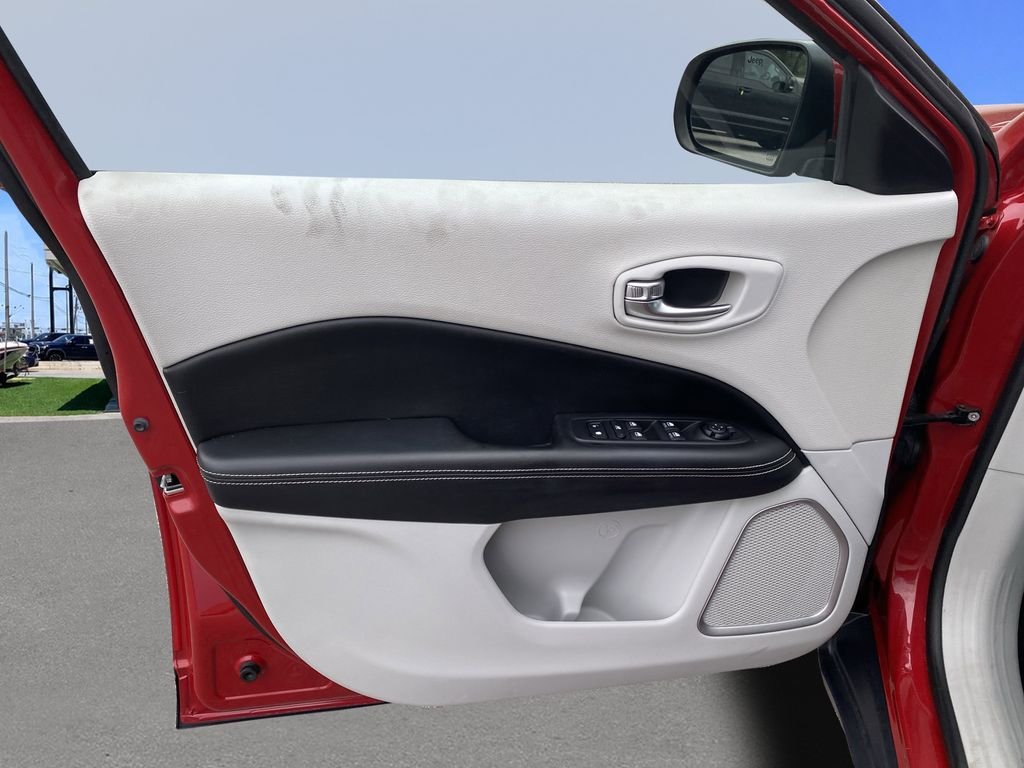 Used 2018 Redline Pearlcoat Jeep Latitude image 16