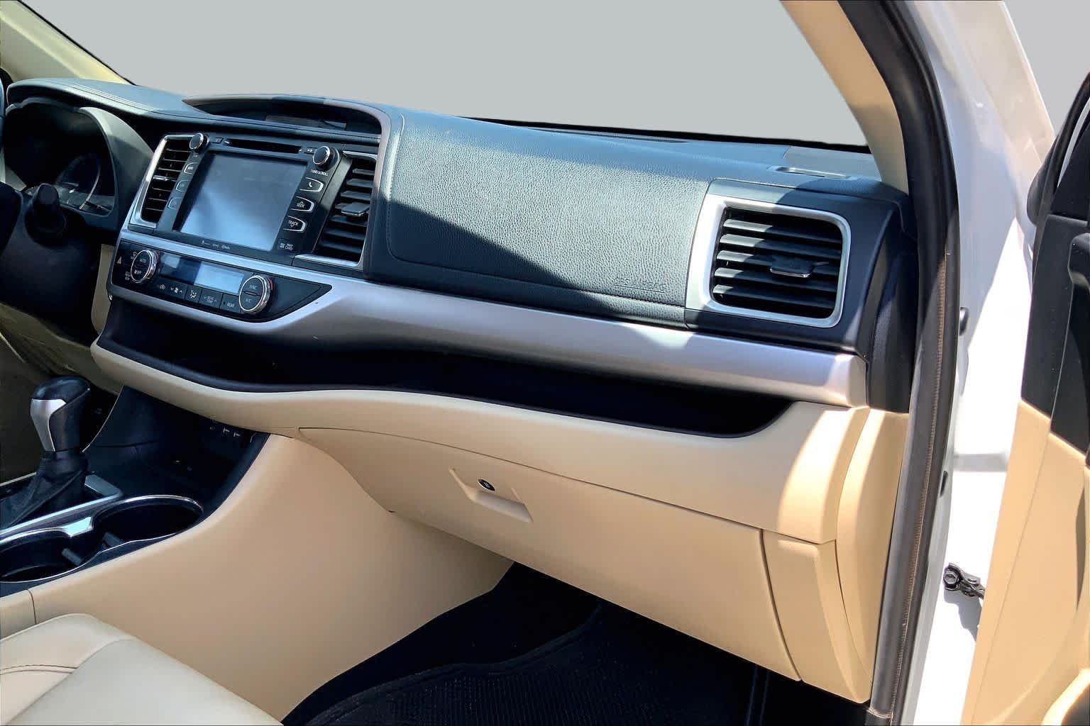 Used 2019 Blizzard Pearl Toyota XLE image 18