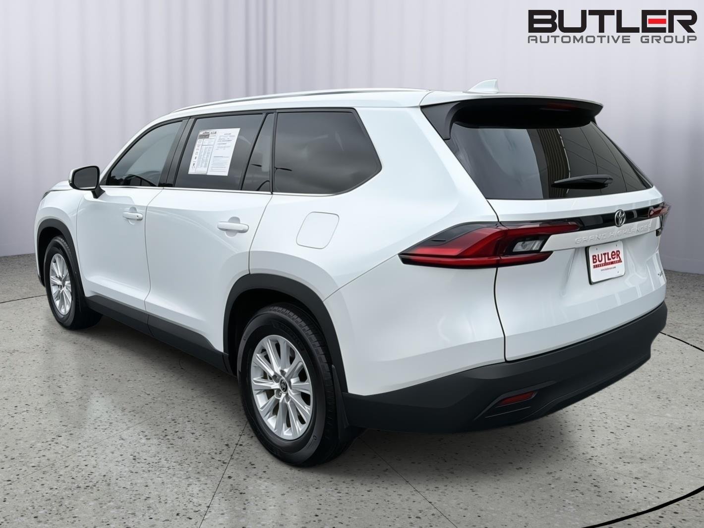 Used 2025 Wind Chill Pearl Toyota XLE image 4