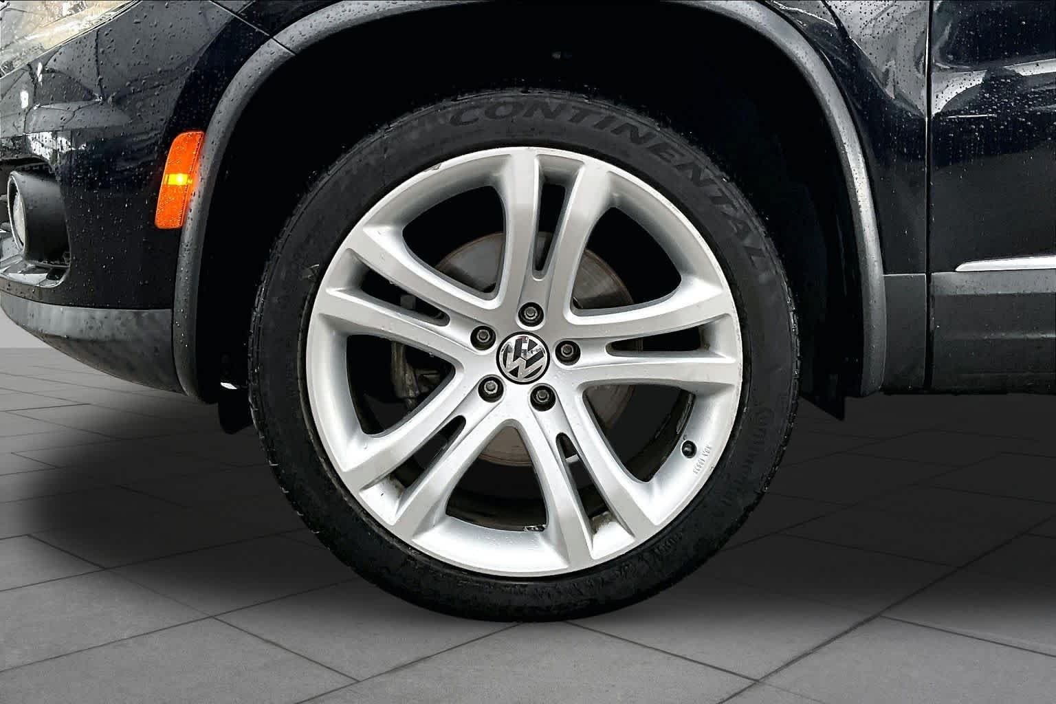Used 2016 Deep Black Pearl Volkswagen SEL image 11