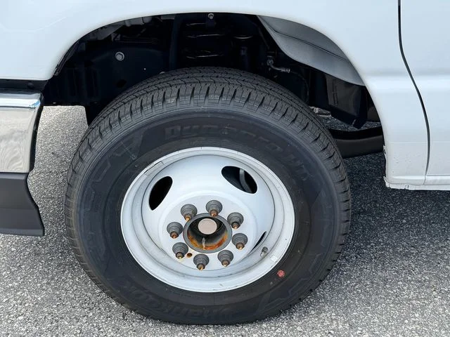 New 2026 Oxford White Ford E-350 SRW image 32