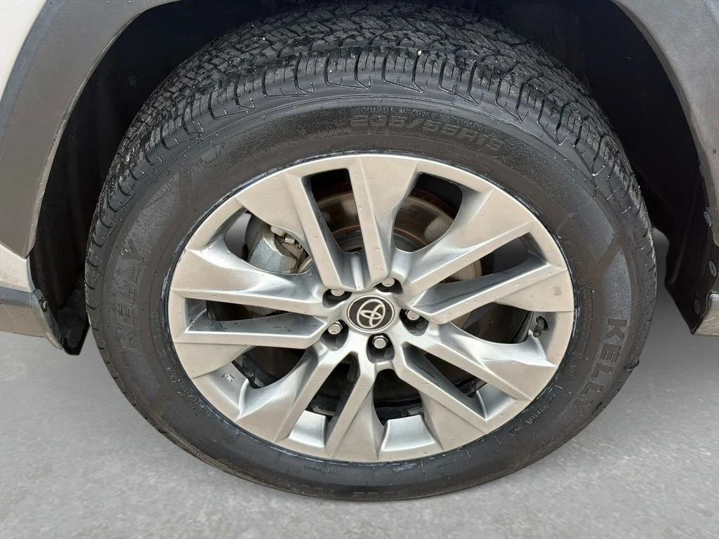 Used 2022 Silver Toyota XLE Premium image 12