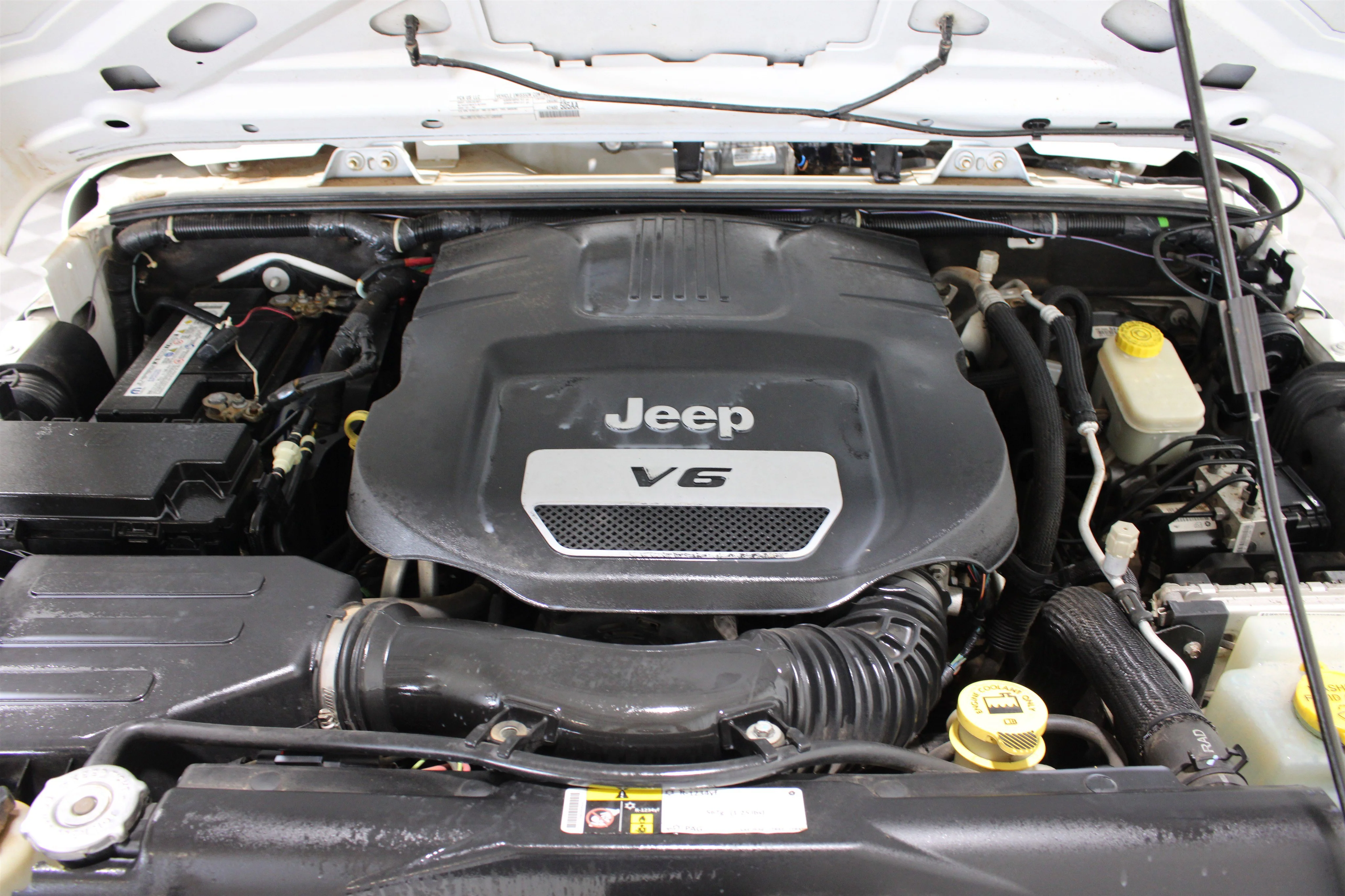 Used 2016 Bright White Clearcoat Jeep Sport image 34