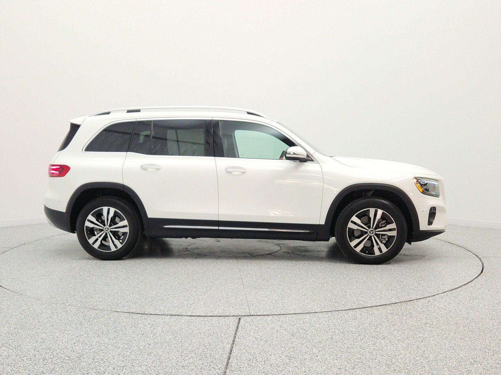 Used 2025 Polar White Mercedes-Benz GLB 250 SUV image 4