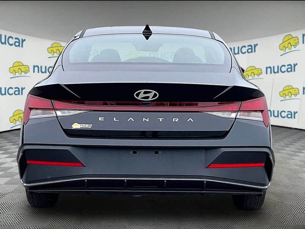 Used 2025 Abyss Black Hyundai SE image 5