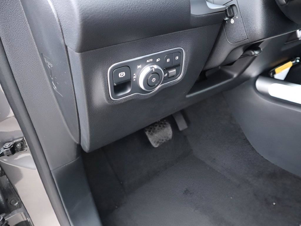 Used 2026 Mountain Grey Metallic Mercedes-Benz GLB 250 image 31