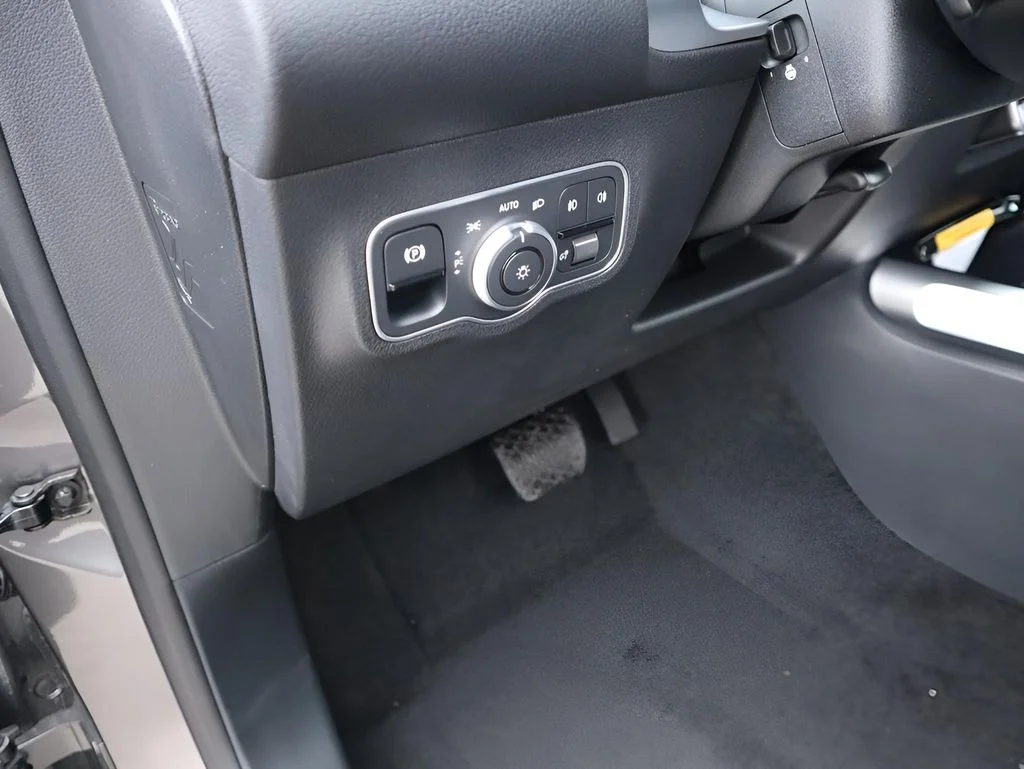 New 2026 Mountain Grey Metallic Mercedes-Benz GLB 250 image 31