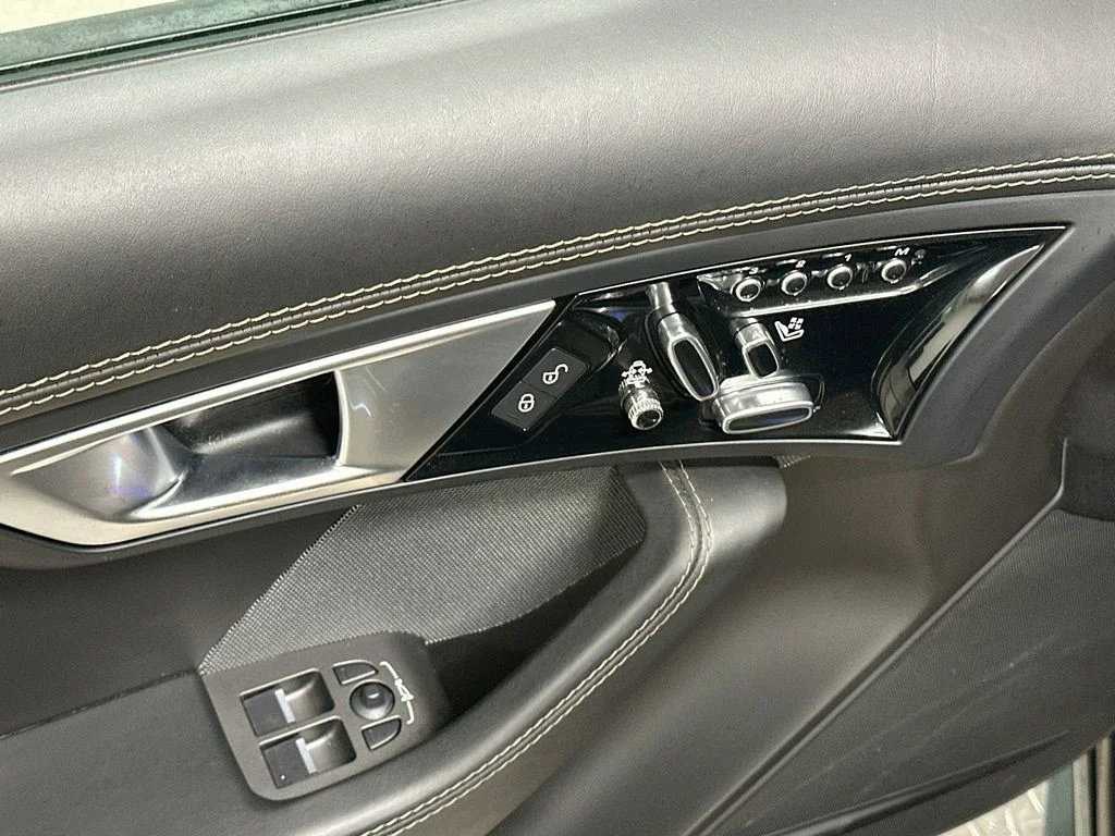 Used 2016  Jaguar R image 19