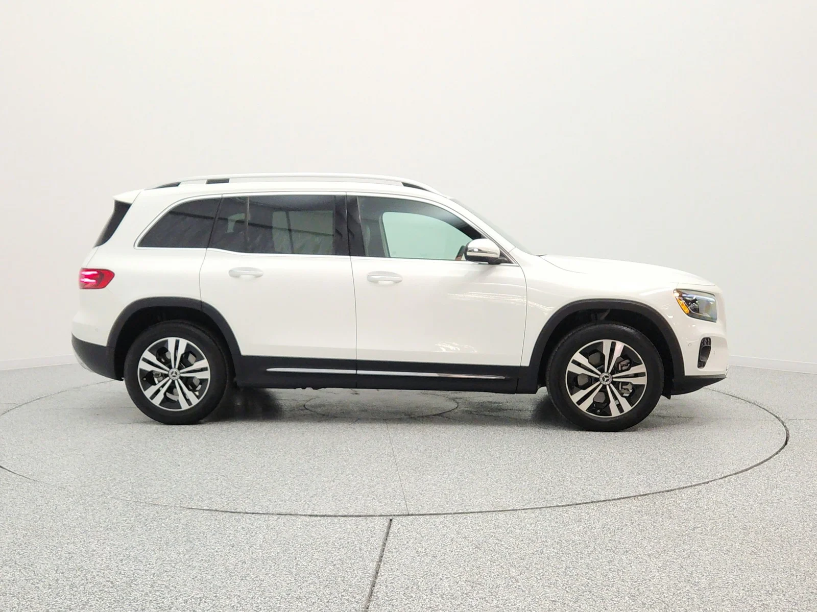 Used 2025 Polar White Mercedes-Benz GLB 250 SUV image 4