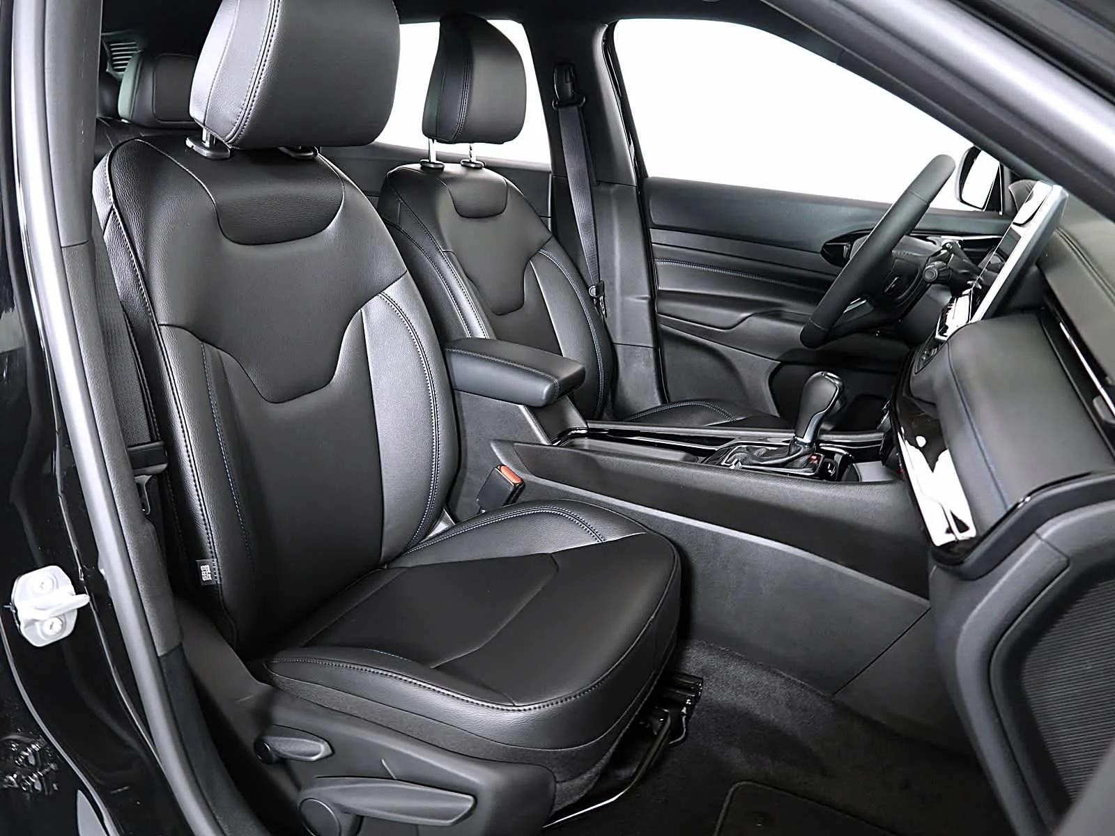 New 2026 Diamond Black Crystal Pearl-Coat Exterior Paint Jeep Limited Altitude image 17