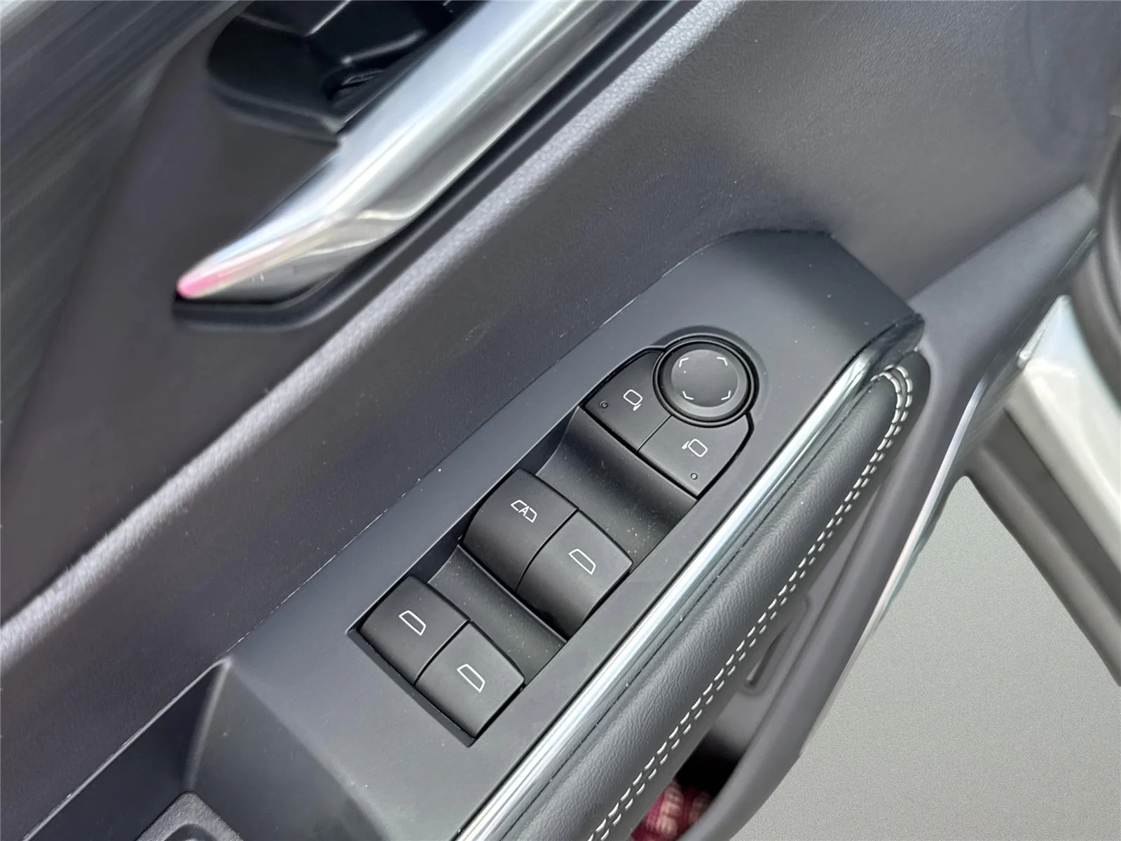 Used 2026 Sterling Metallic GMC Elevation image 18