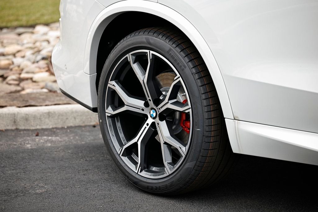 New 2026 Mineral White Metallic BMW sDrive40i image 6