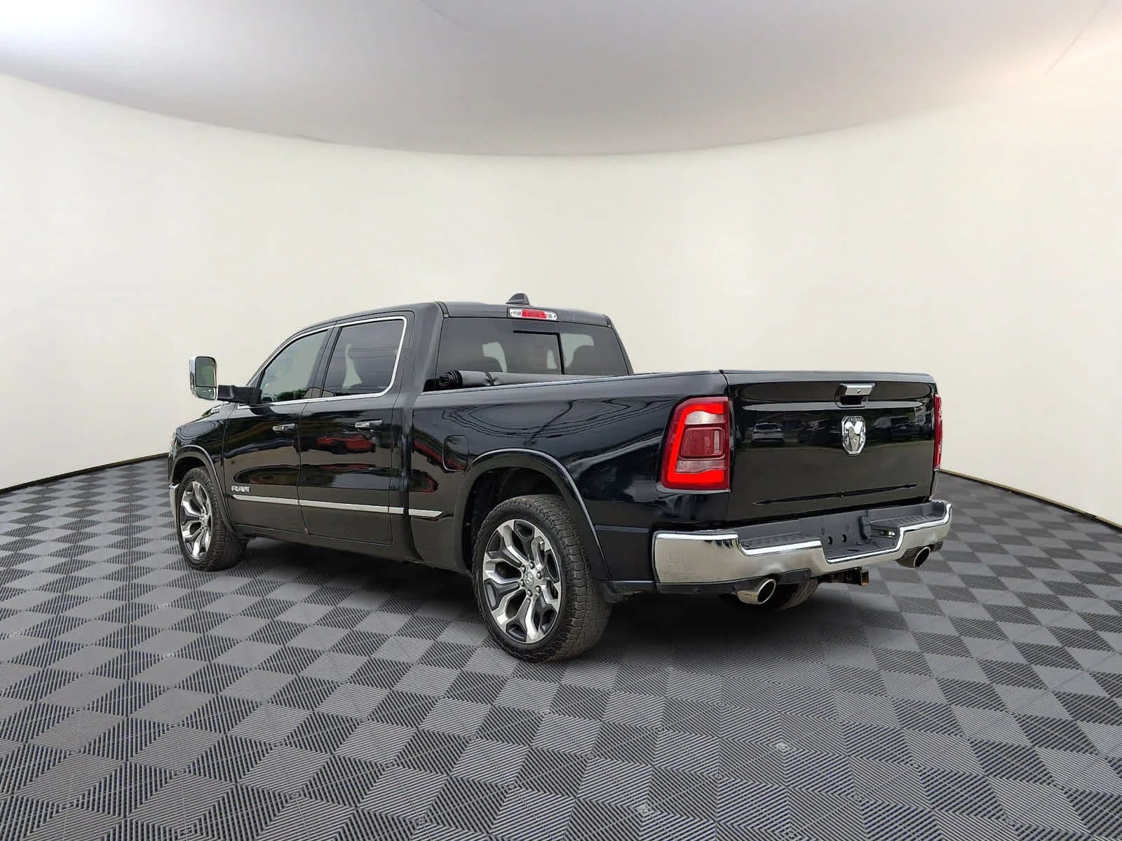 Used 2019 Diamond Black Crystal Pearl Ram Limited image 7