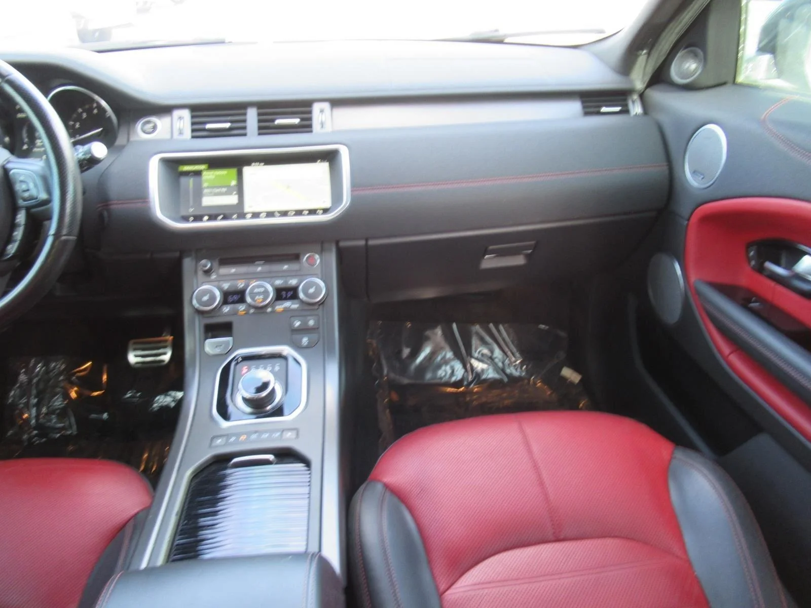 Used 2018 Santorini Black Land Rover HSE Dynamic image 14