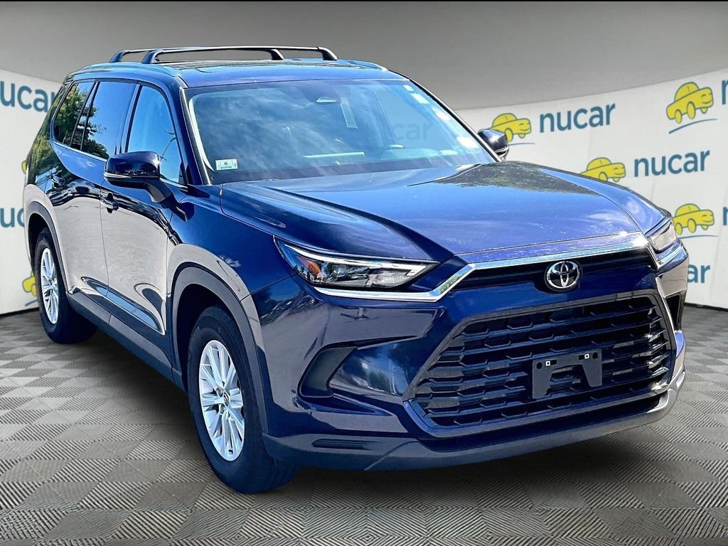 Used 2025  Toyota XLE image 1