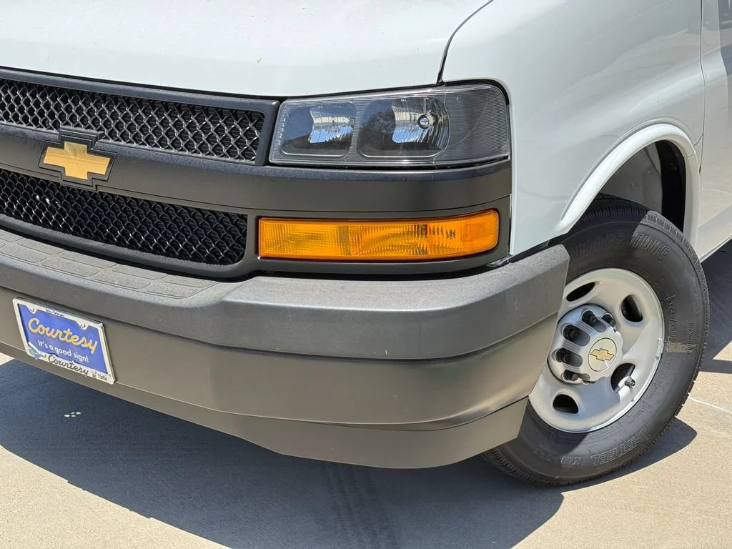 New 2026 Summit White Chevrolet WT image 3
