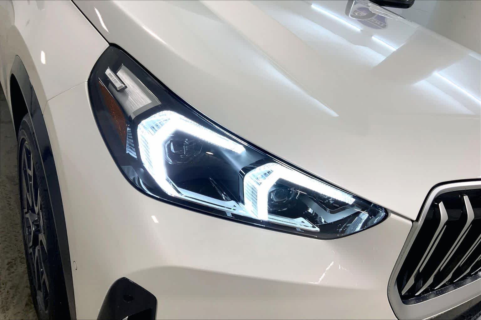 New 2026 Mineral White Metallic BMW xDrive28i image 13