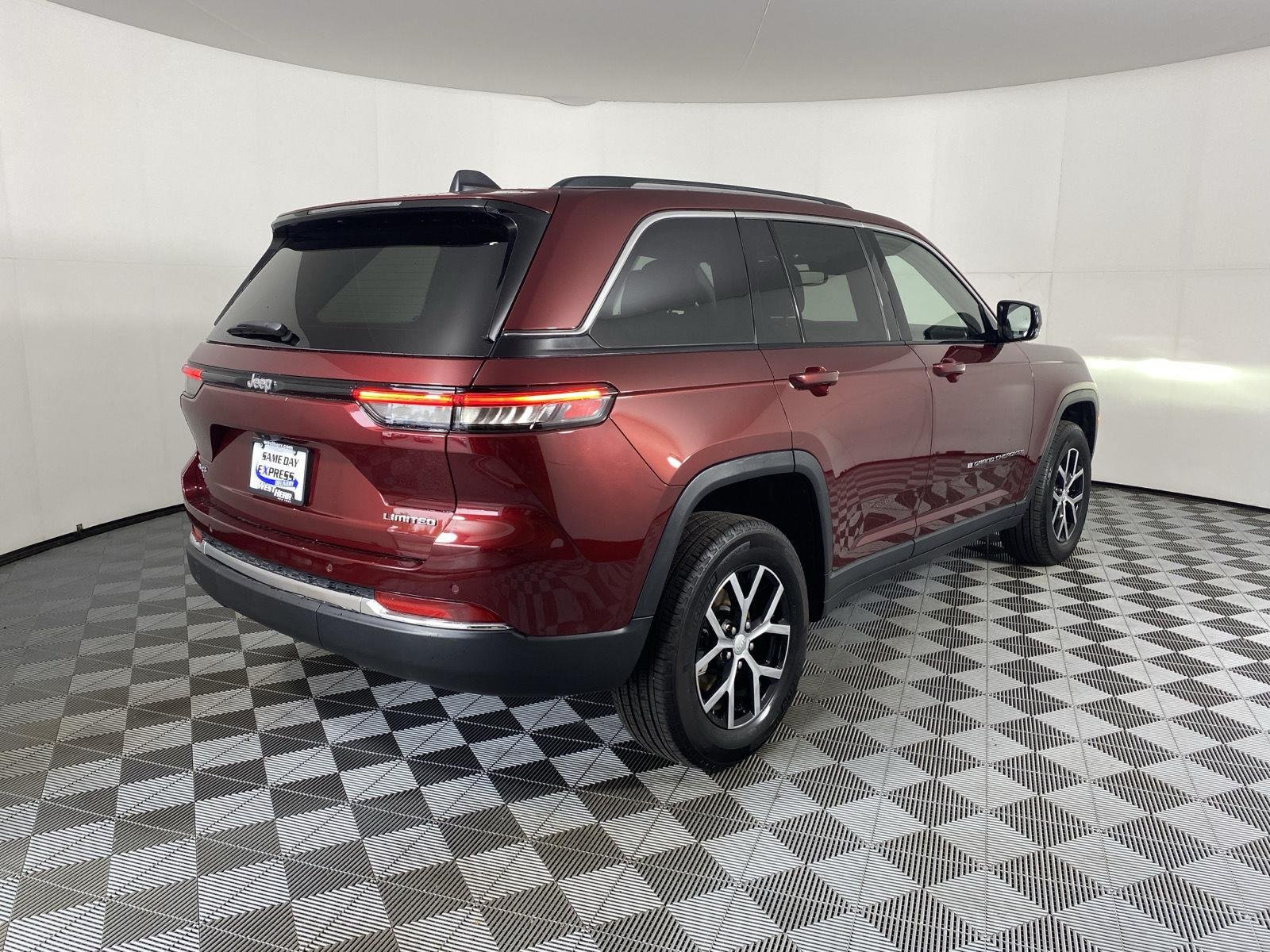 Used 2023  Jeep  image 9