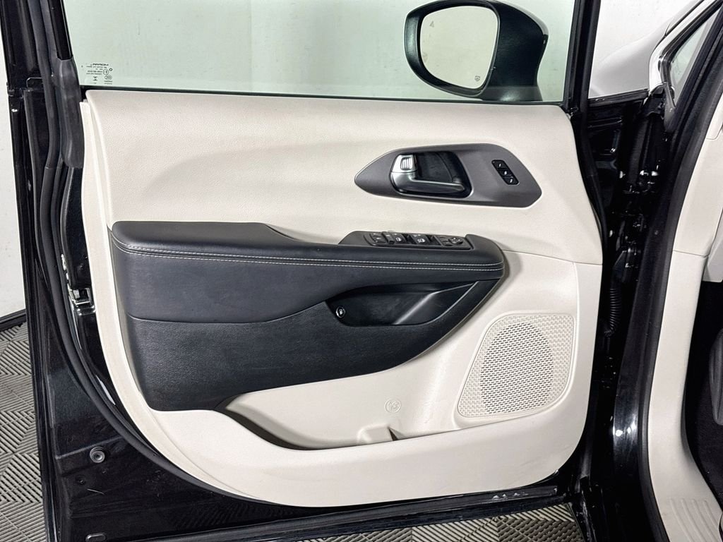 Used 2023 Black Chrysler Touring L image 10