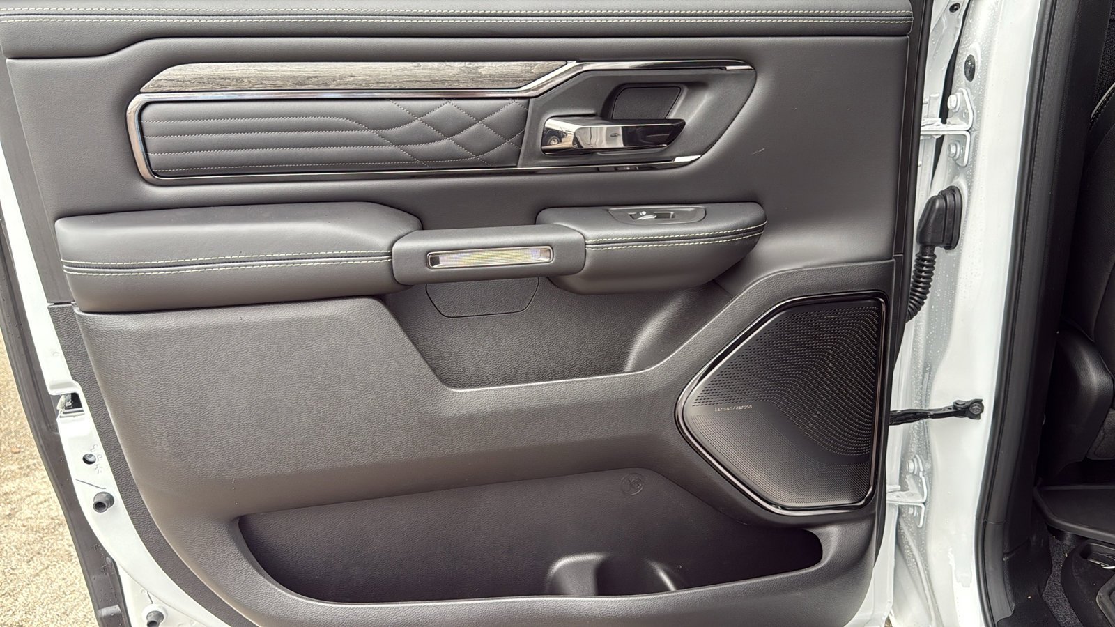 New 2026 Ivory White Tri-Coat Pearl-Coat Exterior Paint RAM Limited image 18