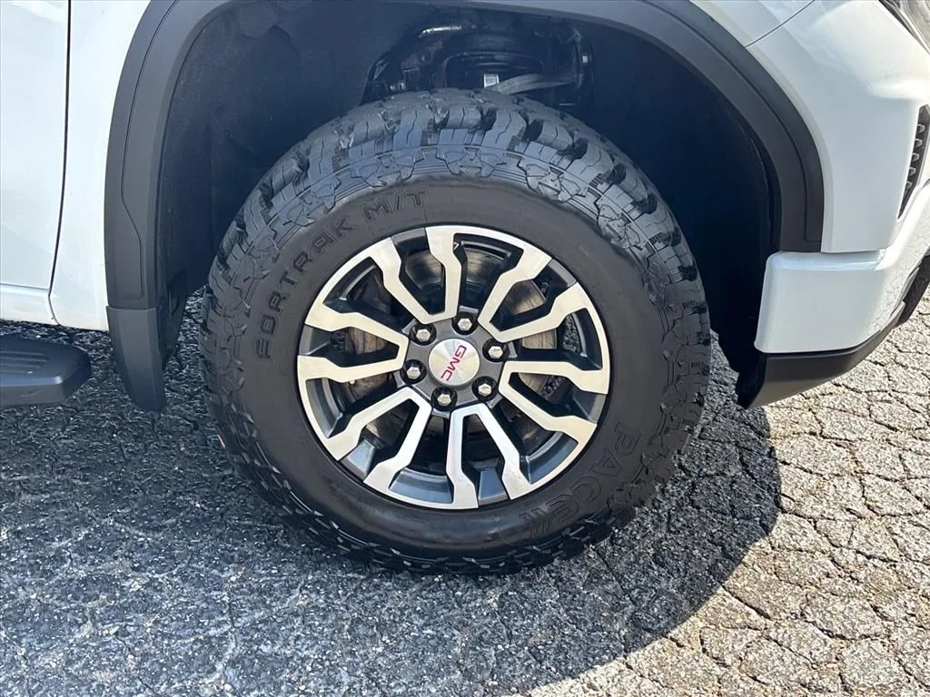 Used 2022 White GMC AT4 image 10