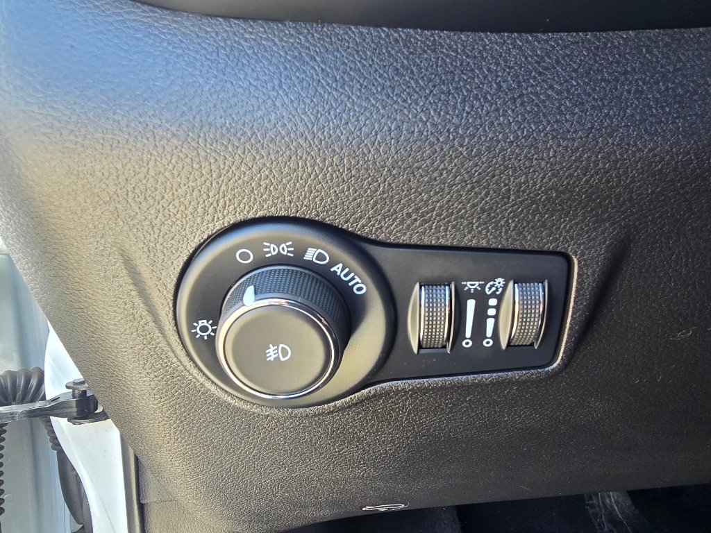 Used 2022 Bright White Clearcoat Jeep Latitude image 17