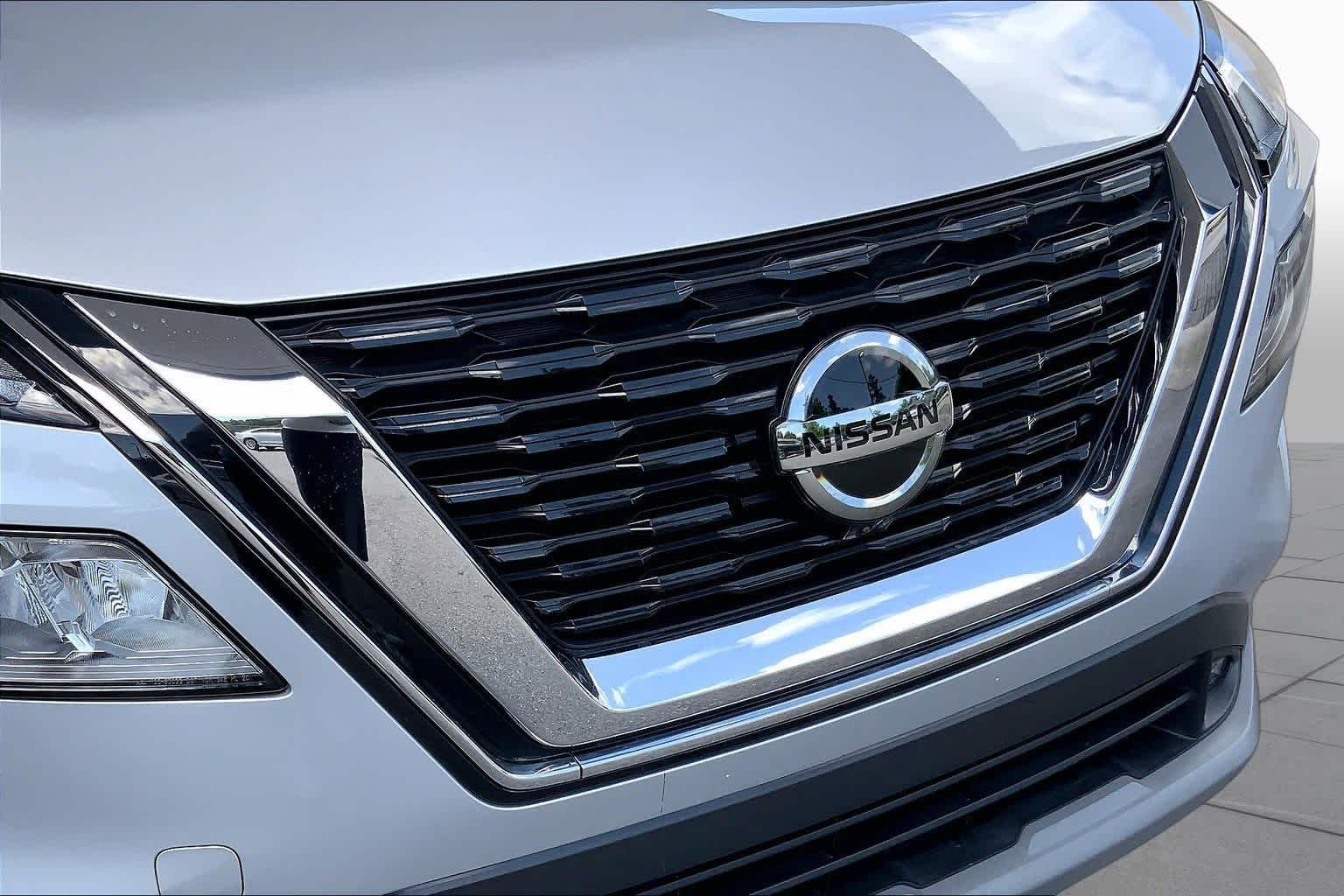 Used 2021 Brilliant Silver Metallic Nissan SL image 32