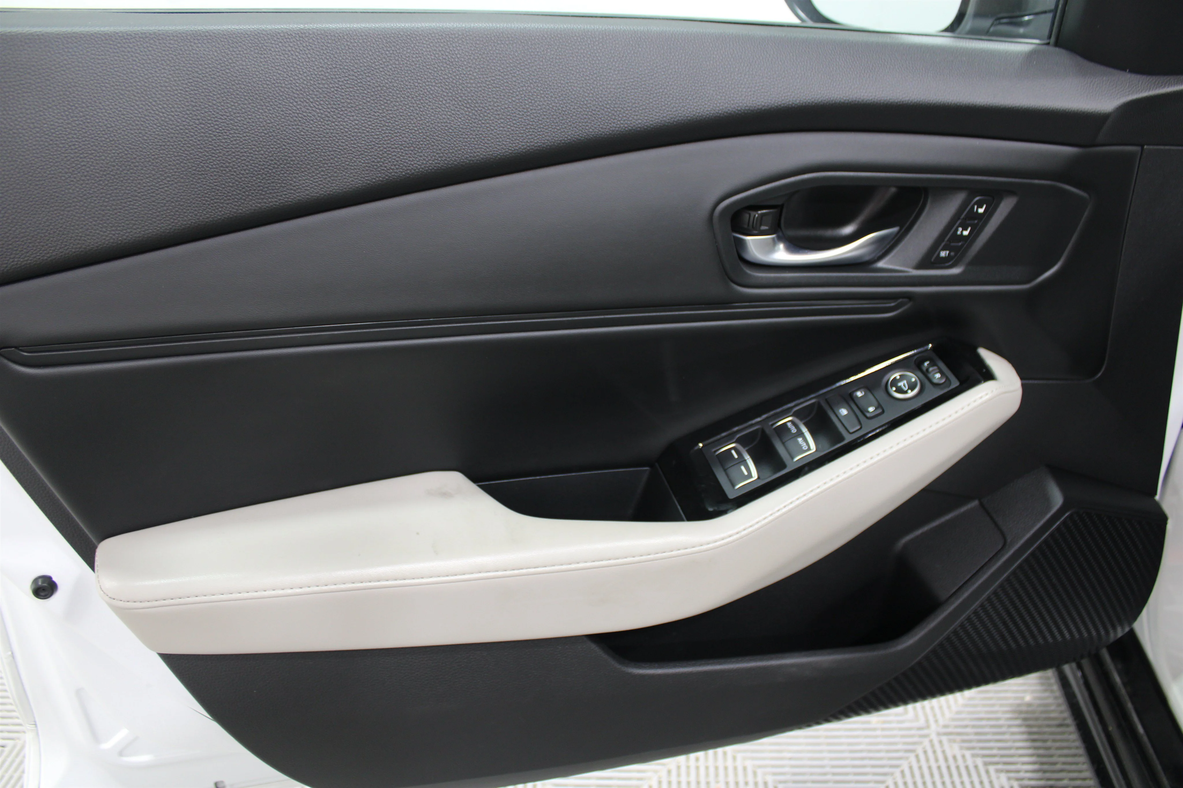 Used 2023 WHTIE Honda Touring image 5