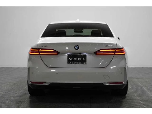 New 2026 Mineral White Metallic BMW 530i image 5