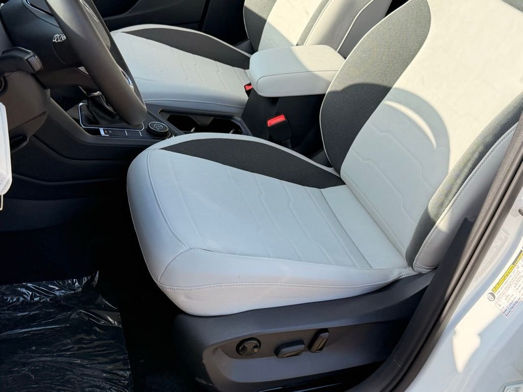 New 2026 Pure White Volkswagen 1.5T SE image 12