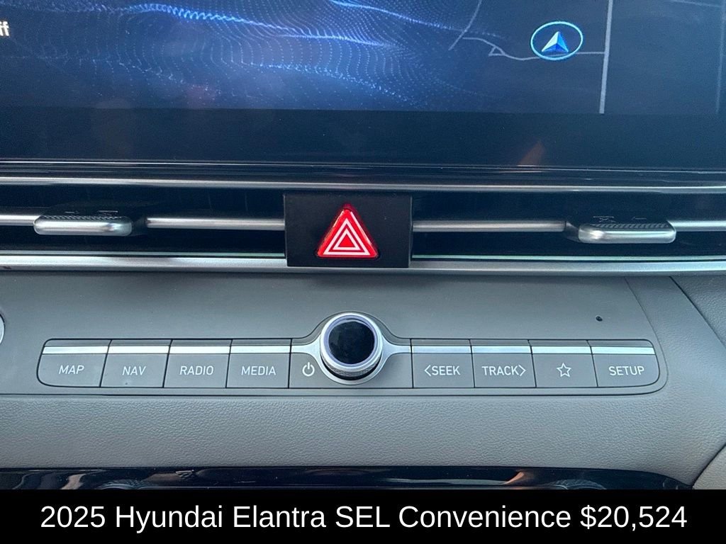 Used 2025 White Hyundai SEL Convenience image 27